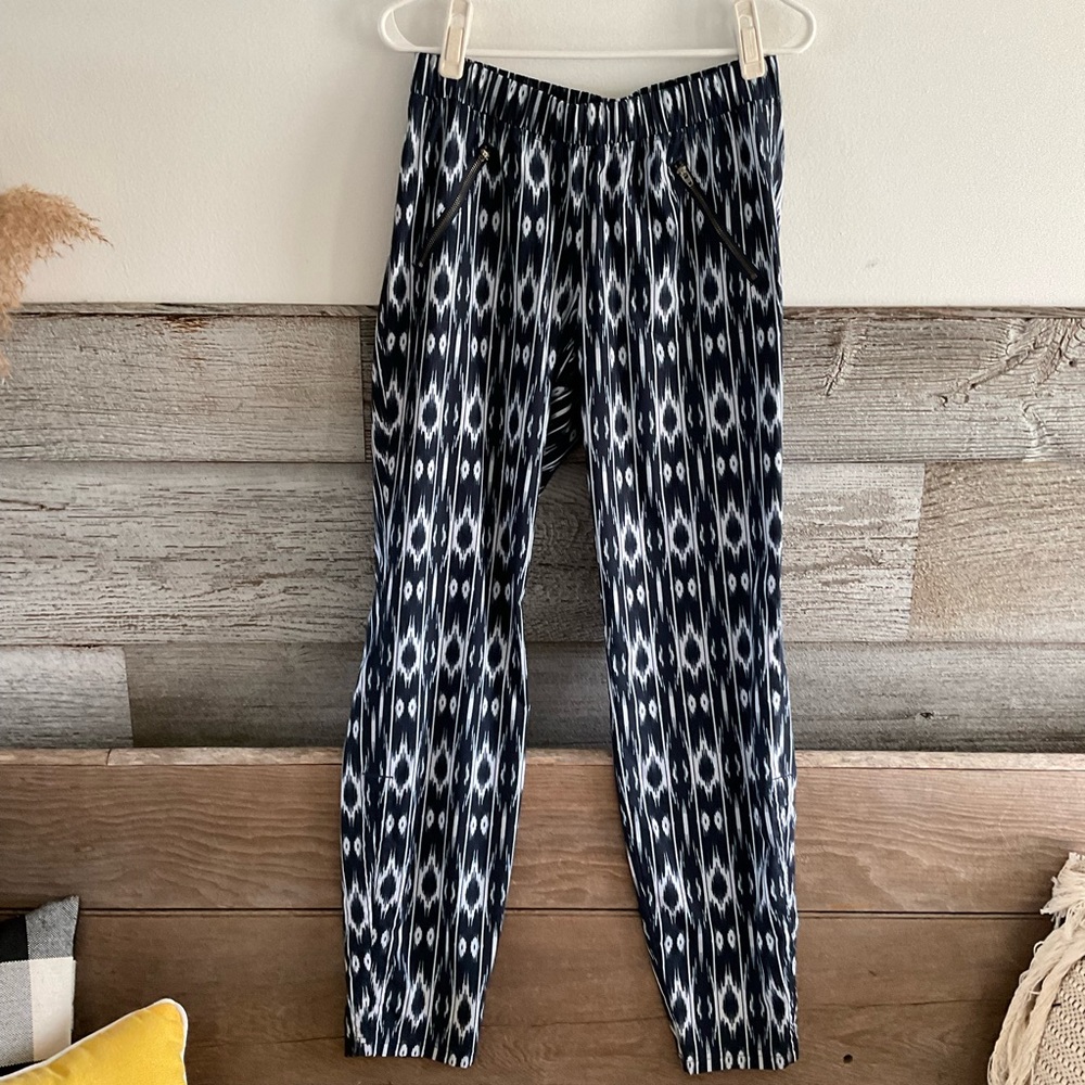 Athleta Ikat Reflection Aspire Joggers Pants Aztec size 6 Tall